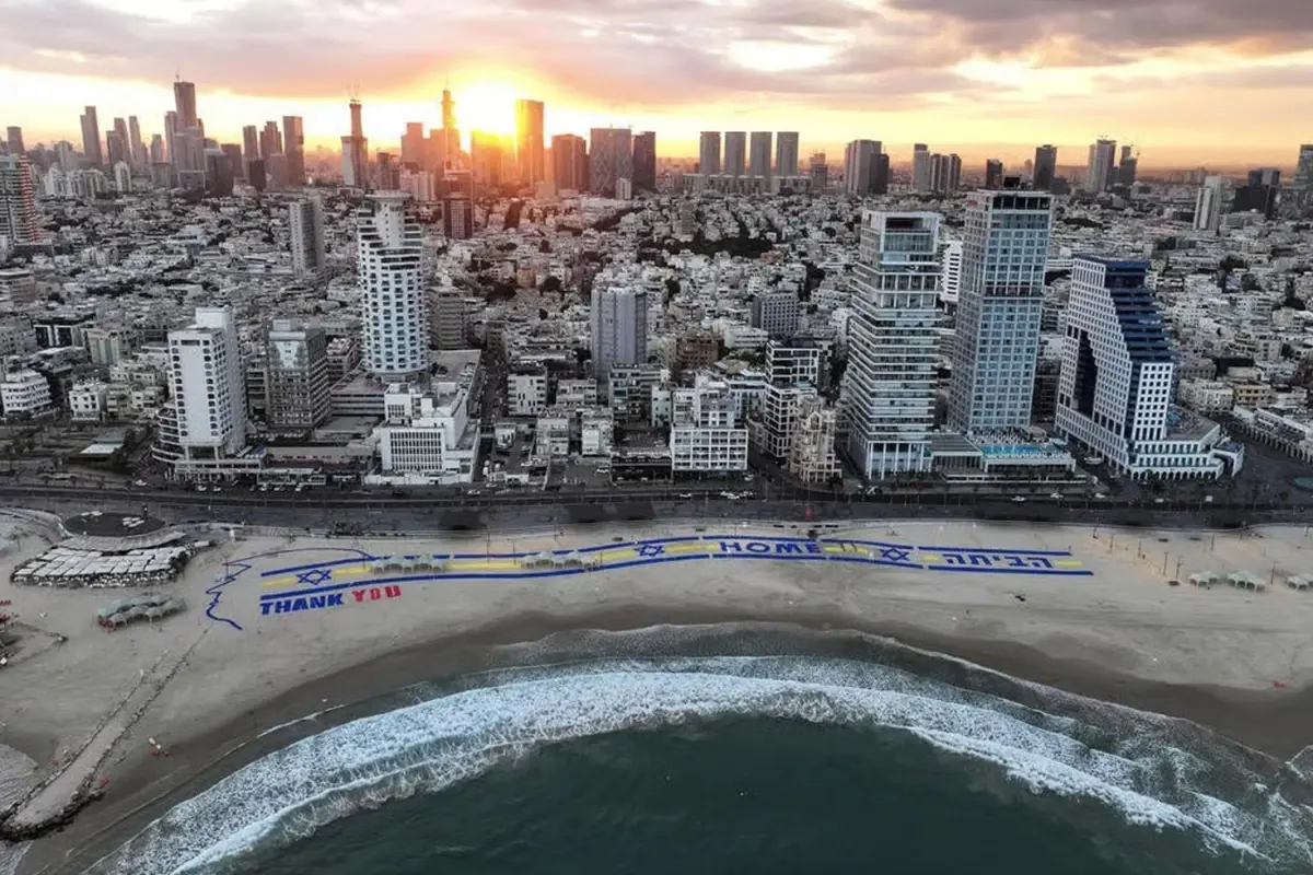 trumpa israilde surpriz karsilama plaja dev tesekkurler pankarti asildi Iv6zQRP3.jpg