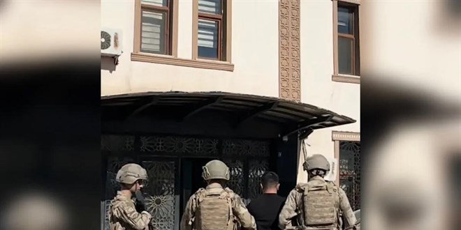 turk bayragina yonelik saygisiz paylasimi begenen kisi gozaltina alindi LZ7BfQsX.jpg