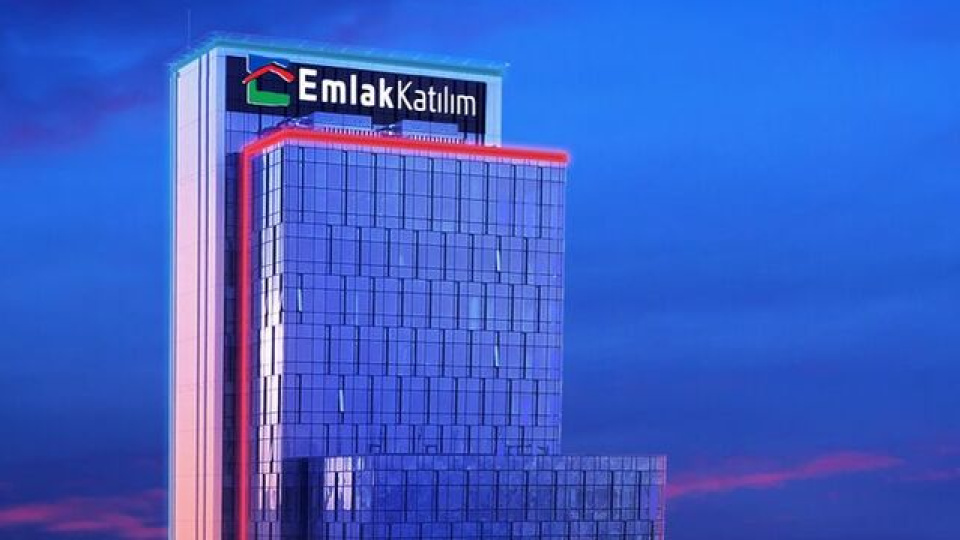 Tırın Çarptığı Otomobil Galeriye Dalınca Maddi Hasar Oluştu