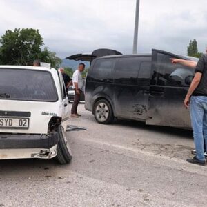 Bursa’da feci kaza! Minibüs ile otomobil çarpıştı: 3’ü çocuk 9 yaralı