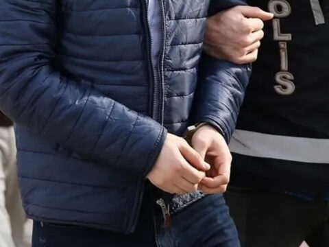 Izmirde 25 yil 6 ay hapis cezasiyla aranan zehir taciri tutuklandi iUVqebXf