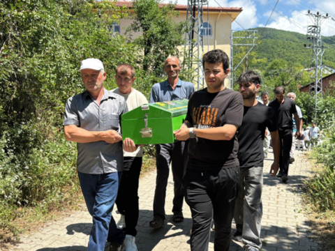 Karabukte 3 evi kul eden yangin faciasi berkant bebege huzunlu veda JCiGVZaU